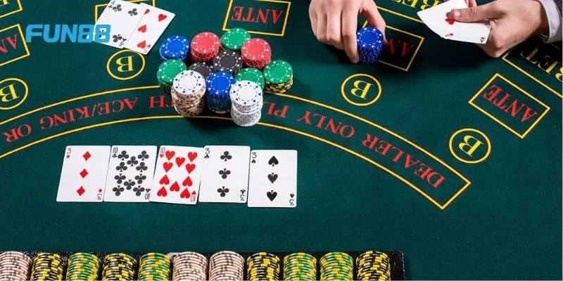 Ván chơi Poker tại nhà cái sôi động với những giao dịch bạc tỷ.